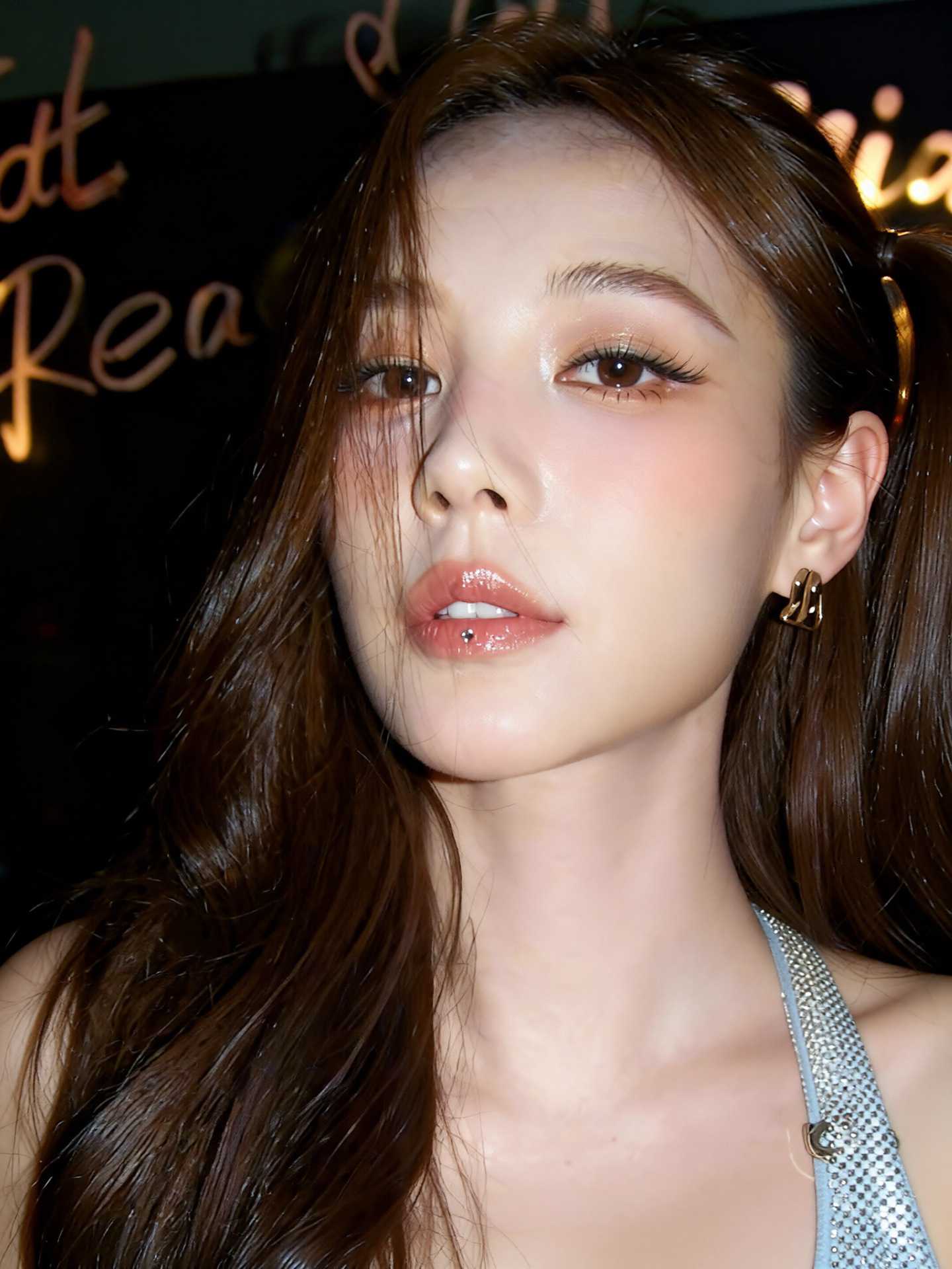 AI魔改李一桐 潜规则男明星 前辈姐姐KTV邀约小鲜肉晚上伺候自己海报